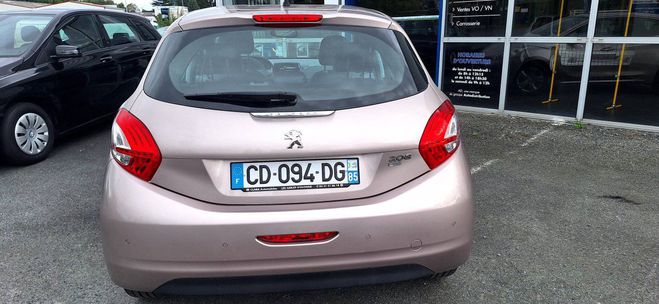 Peugeot 208 1.6 e-HDi FAP Fline 5p ROUGE de 2012