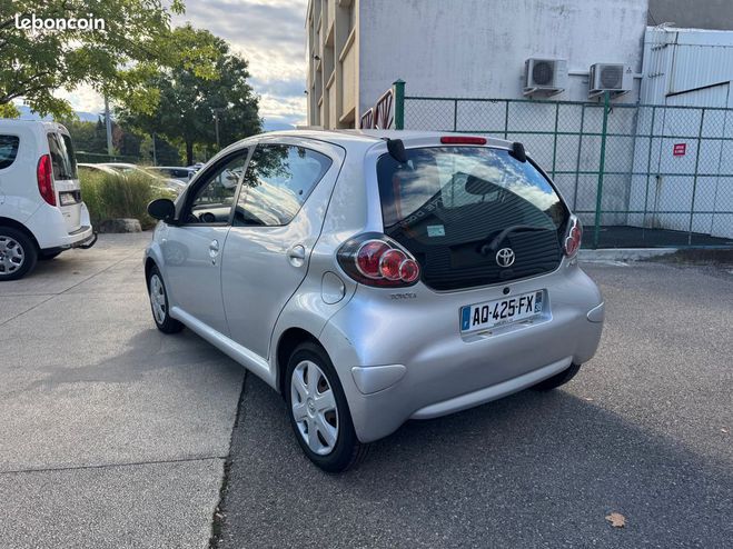 Toyota Aygo 1.0 vvt-i confort 5p Gris de 2010