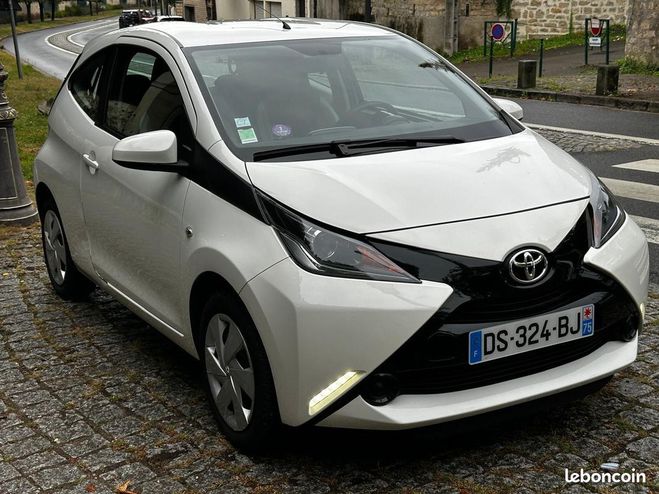 Toyota Aygo ii 1.0 vvt-i 4cv x-play 3p bva5 suivi co Blanc de 2015