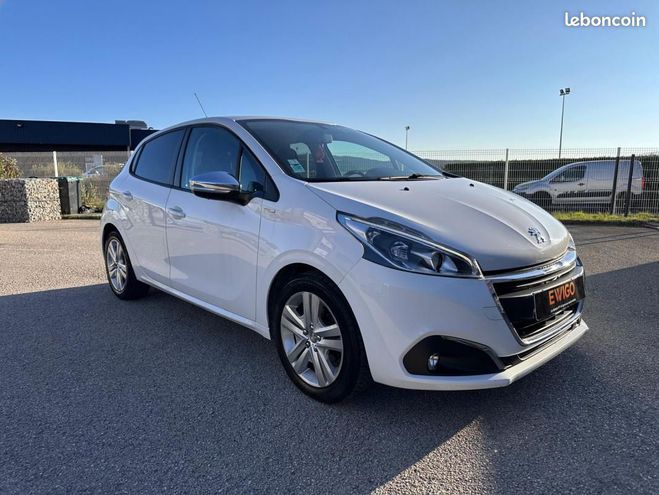 Peugeot 208 GENERATION-I 1.2 PURETECH 82ch STYLE Dis Blanc de 2017