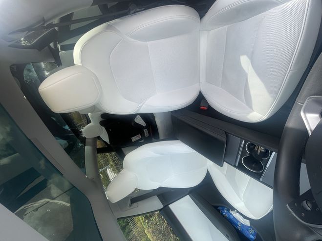 Tesla Model 3  ROUGE / INTRIEUR BLANC   de 2024