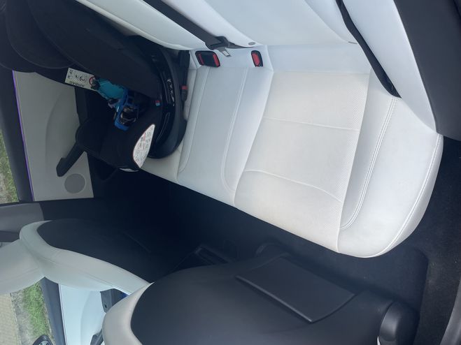 Tesla Model 3  ROUGE / INTRIEUR BLANC   de 2024