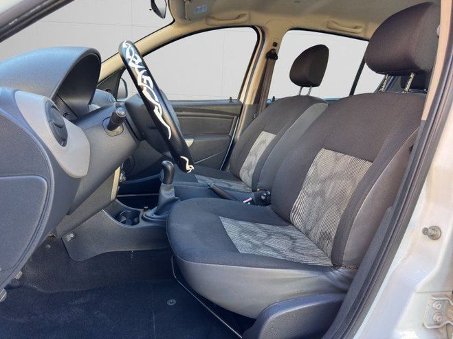 Dacia Sandero 1.2 16V 75CH LAUREATE Blanc de 2010