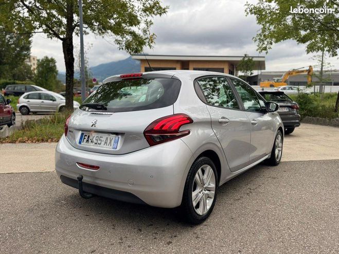 Peugeot 208 1.2 82ch Signature 5P GPS Camra Attelag Gris de 2018