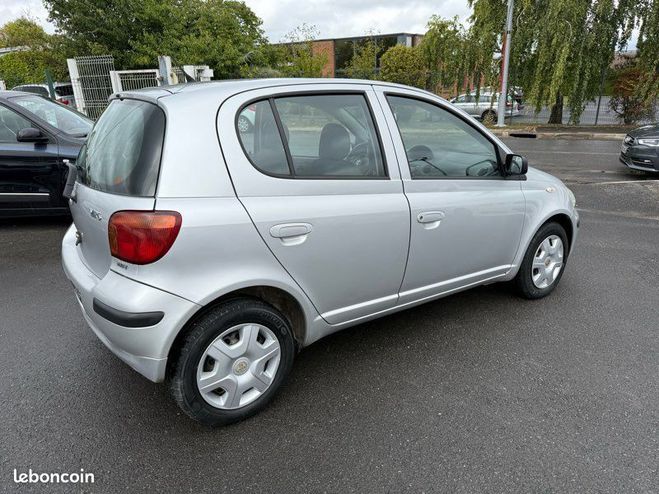 Toyota Yaris 65 cv lina terra 5 portes Gris de 2003
