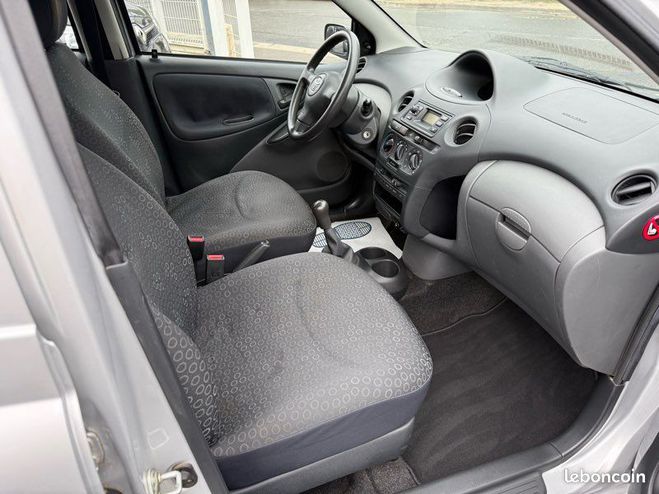 Toyota Yaris 65 cv lina terra 5 portes Gris de 2003