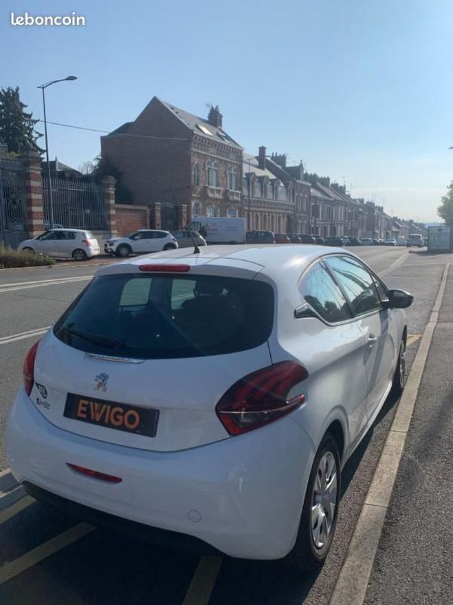 Peugeot 208 GENERATION-I 1.2 PURETECH 68 LIKE Noir de 2018