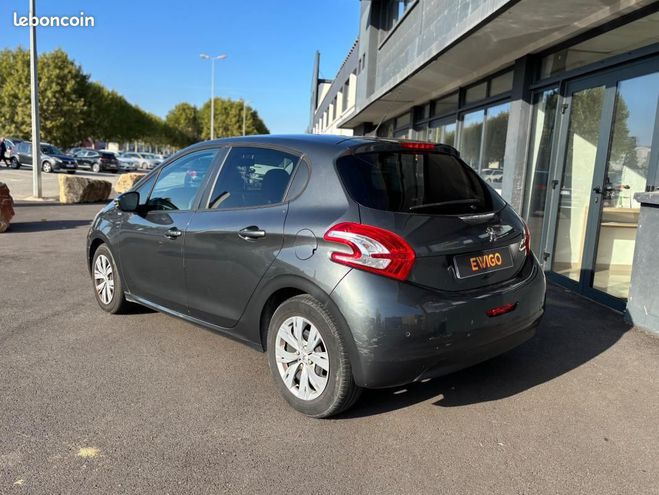 Peugeot 208 Finition STYLE 82CH 1.2 DISTRIBUTION FAI Gris de 2015