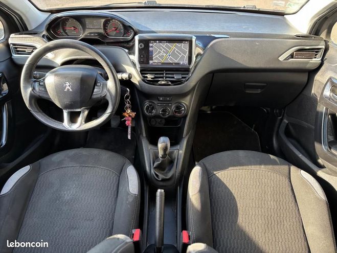 Peugeot 208 Finition STYLE 82CH 1.2 DISTRIBUTION FAI Gris de 2015