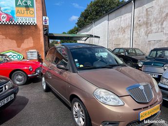  Voir détails -Lancia Ypsilon ii (2) 1.4 8v 77 oro b-colore à Bayonne (64)