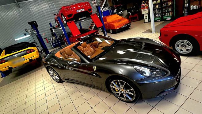 Cliquer pour voir la photo suivante Ferrari California 4.7 S 439 CV BOITE F1 MC Gris Silverstone de 2010