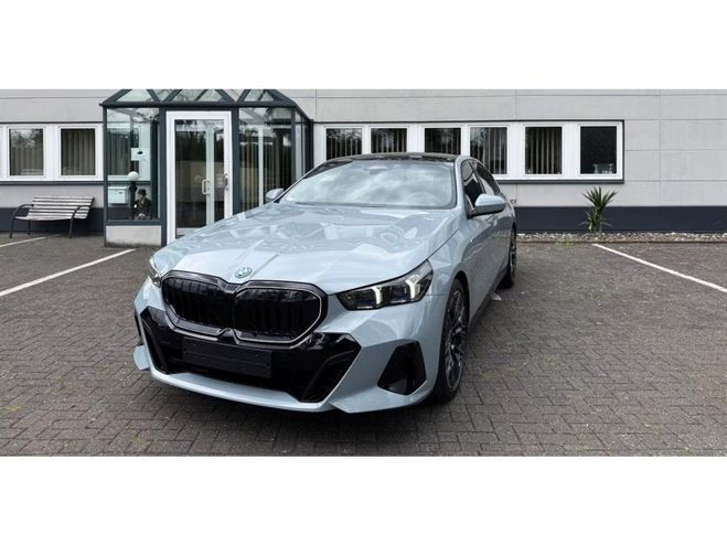 Cliquer pour voir la photo suivante BMW Serie 5 530e xDrive - BVA BERLINE G60 M Sport Gris clair de 2025