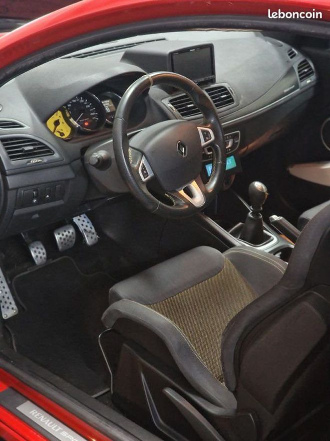 Renault Megane iii rs cup rouge lucifer Rouge de 2011