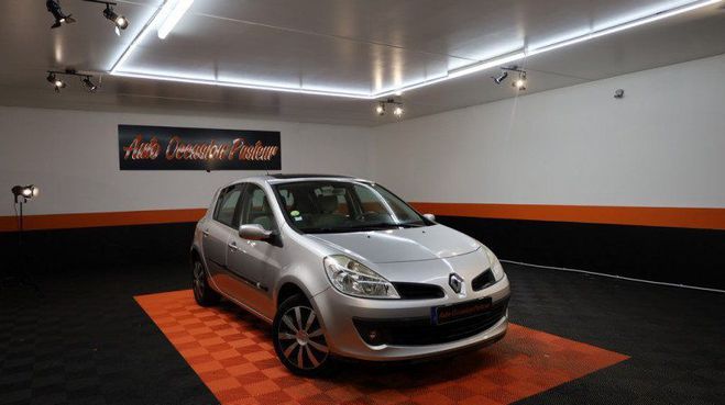 Cliquer pour voir la photo suivante Renault Clio III 2.0 16V 140CH PRIVILEGE BVA 5P Gris C de 2007
