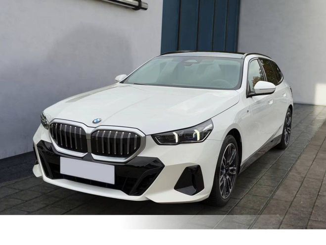 Cliquer pour voir la photo suivante BMW Serie 5 520 d M Sport AHK/PANO/HUD/ACC/360°/H&K BLANC MINÉRAL MÉTALLISÉ de 2024