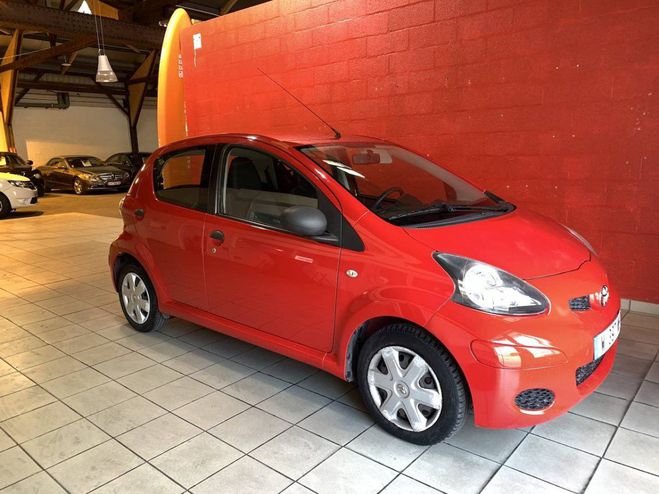 Cliquer pour voir la photo suivante Toyota Aygo 1.0 VVT-i 68ch Style 5p ROUGE de 2012