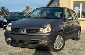  Voir détails -Renault Clio II (B/C65) 1.2 16v 75ch Authentique 5p à Saint-Mdard-d'Aunis (17)