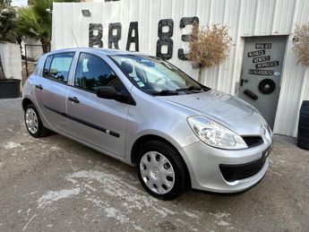  Voir détails -Renault Clio 1.2i 16V - 75 III BERLINE Dynamique PHAS à  Le Muy (83)