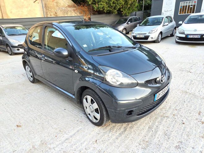 Cliquer pour voir la photo suivante Toyota Aygo Base Gris de 2006