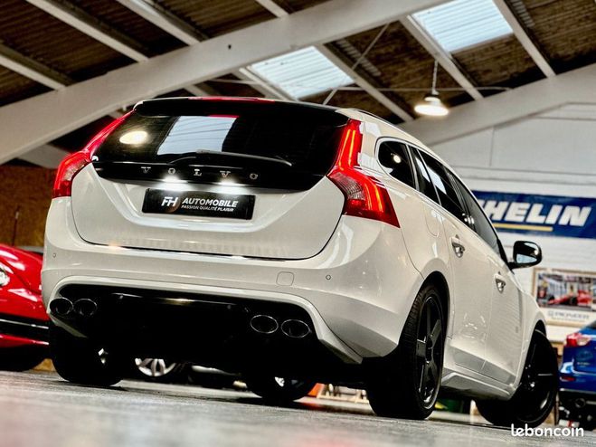 Volvo V60 T6 AWD R-Design 3.0L 6 cylindres 304 ch  Blanc de 2011