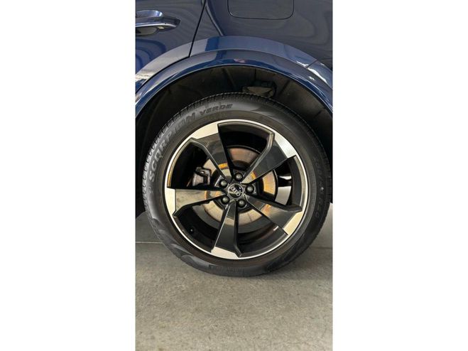 Audi Q5 Quattro 2.0 55 TFSI e - 367 - BV S-troni bleu navarre metallise de 2020