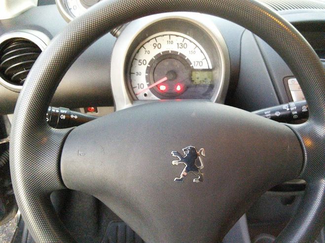 Peugeot 107 1.0 68 Trendy 5 PORTES - MOTEUR CHAINE D Gris anthracite de 2007