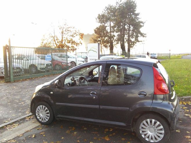 Peugeot 107 1.0 68 Trendy 5 PORTES - MOTEUR CHAINE D Gris anthracite de 2007
