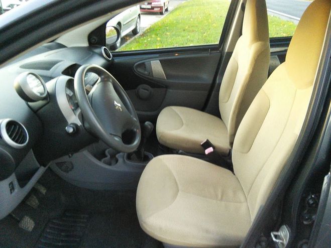 Peugeot 107 1.0 68 Trendy 5 PORTES - MOTEUR CHAINE D Gris anthracite de 2007