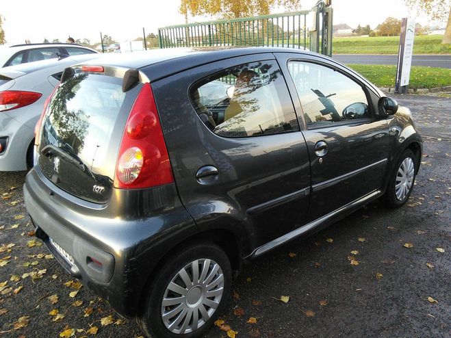 Peugeot 107 1.0 68 Trendy 5 PORTES - MOTEUR CHAINE D Gris anthracite de 2007