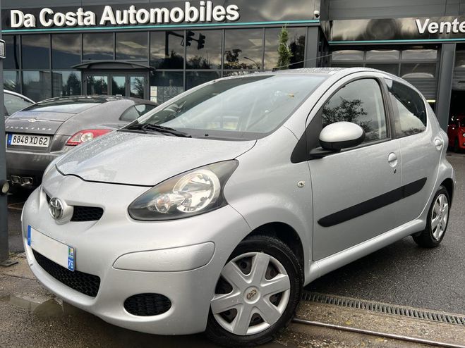 Cliquer pour voir la photo suivante Toyota Aygo 1.0 VVTi 68 Cv 5 PORTES / CLIMATISATION Gris de 2009