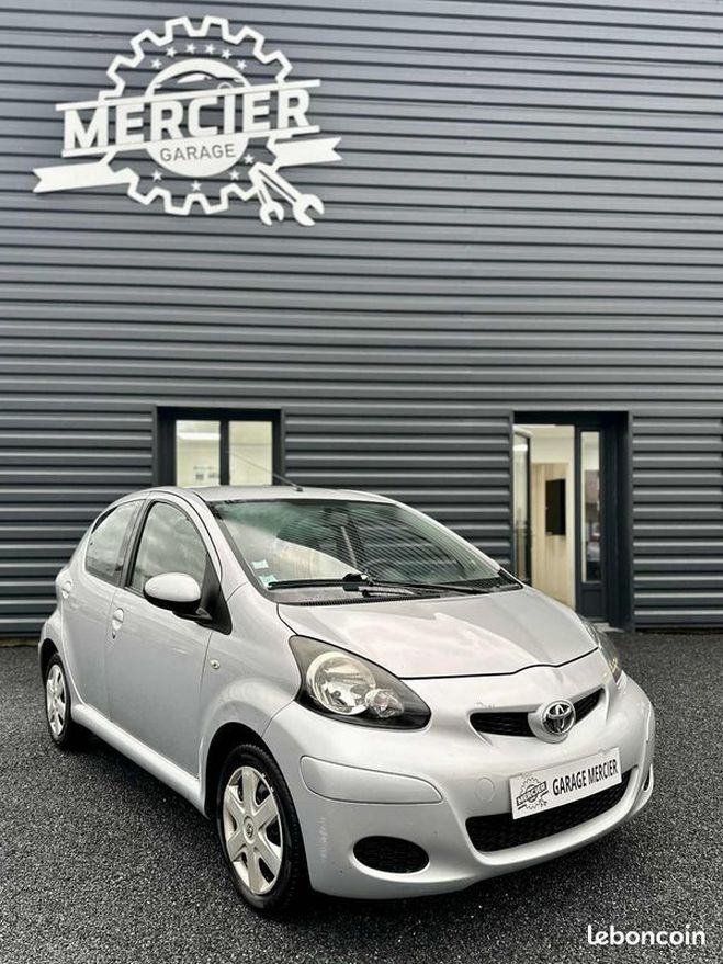 Cliquer pour voir la photo suivante Toyota Aygo Ph.2 1.0 VVTi 70ch Climatisation Gris de 2013