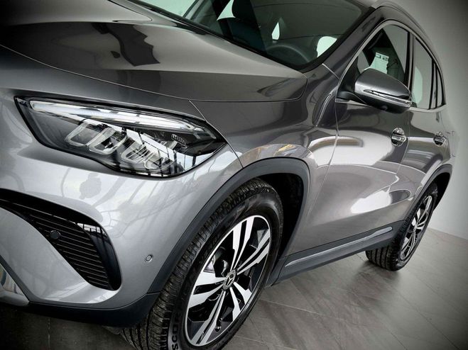 Mercedes Classe GLA 180 1ERPRO-COCKPIT-3.380KM-GPS-CAMERA360 Gris de 2024