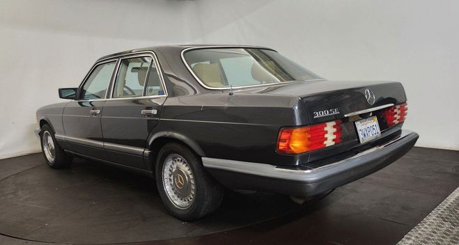 Mercedes 300 SE Noir de 1989