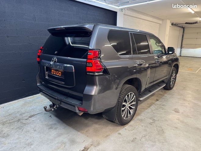 Toyota Land Cruiser SERIE 150 RC18 2.8 D4D 177ch LOUNGE ATTE Gris de 2017