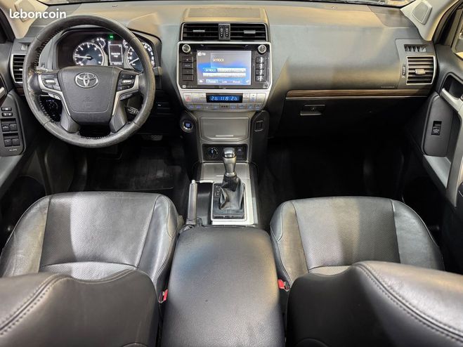 Toyota Land Cruiser SERIE 150 RC18 2.8 D4D 177ch LOUNGE ATTE Gris de 2017