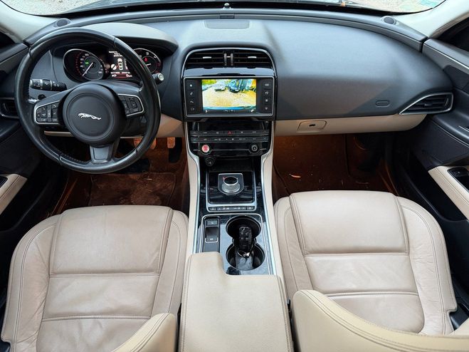 Jaguar XE 2.0D 163cv limited BVA 1re main Vert de 2015