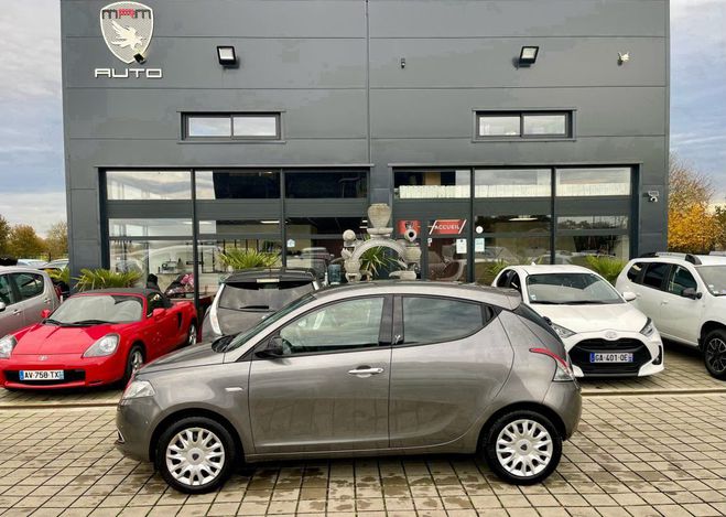 Lancia Ypsilon 1.2 8v Platinum 69CH + Stop&Start 5p GOL Gris Mtallis de 2013