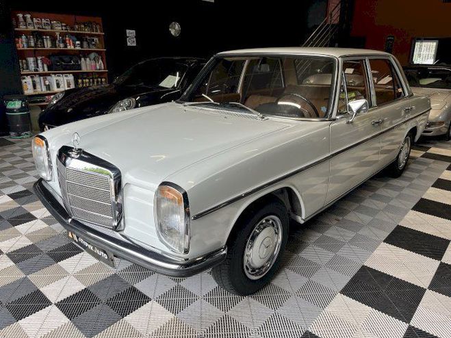 Mercedes 200 W115 Berline 6 places Blanche de 1971