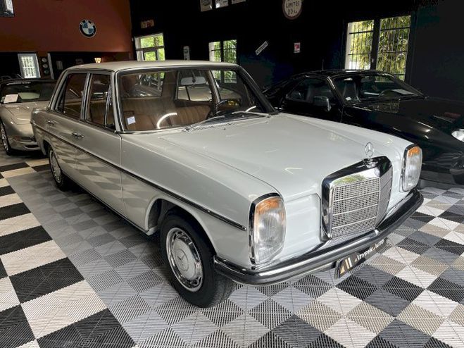 Mercedes 200 W115 Berline 6 places Blanche de 1971