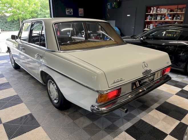 Mercedes 200 W115 Berline 6 places Blanche de 1971