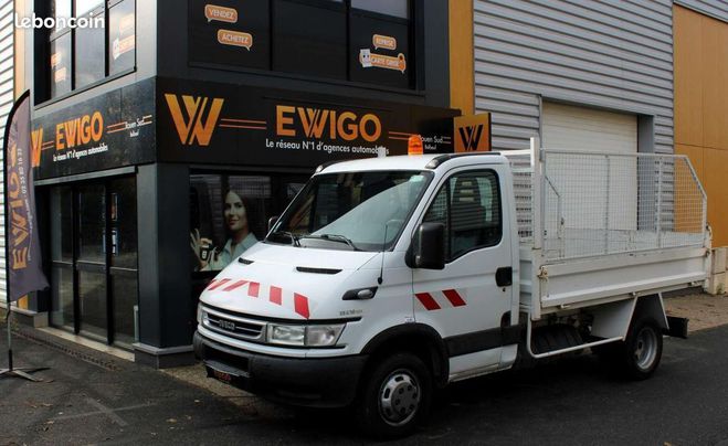 Cliquer pour voir la photo suivante Iveco Daily VU FOURGON 35C10 2.3 D 95 ch Blanc de 2006