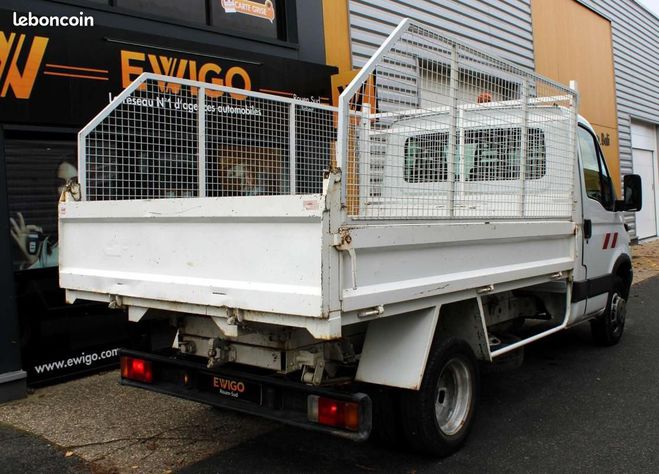 Iveco Daily VU FOURGON 35C10 2.3 D 95 ch Blanc de 2006