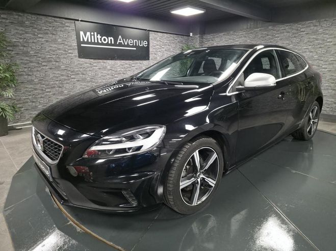 Cliquer pour voir la photo suivante Volvo V40 D2 - 120 R-Design NOIR de 2019