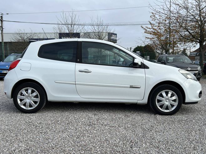 Renault Clio III (K85) 1.2 16v 75ch Expression Clim BLANC de 2011