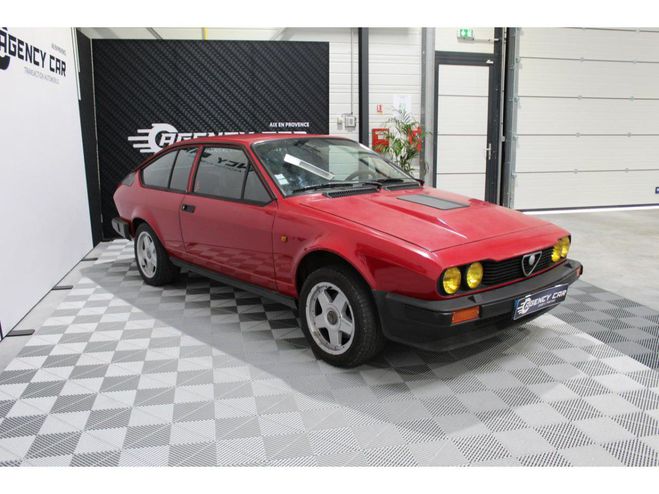 Alfa romeo GTV 2.5i V6 1982 . ROUGE FONCE de 1982
