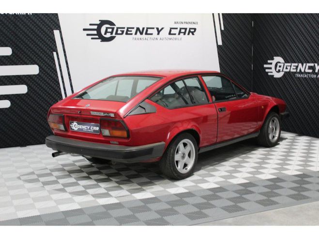 Alfa romeo GTV 2.5i V6 1982 . ROUGE FONCE de 1982