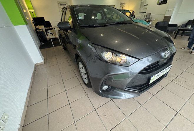 Toyota Yaris 70 VVT-i Dynamic Business 5p MY21 Gris de 2021