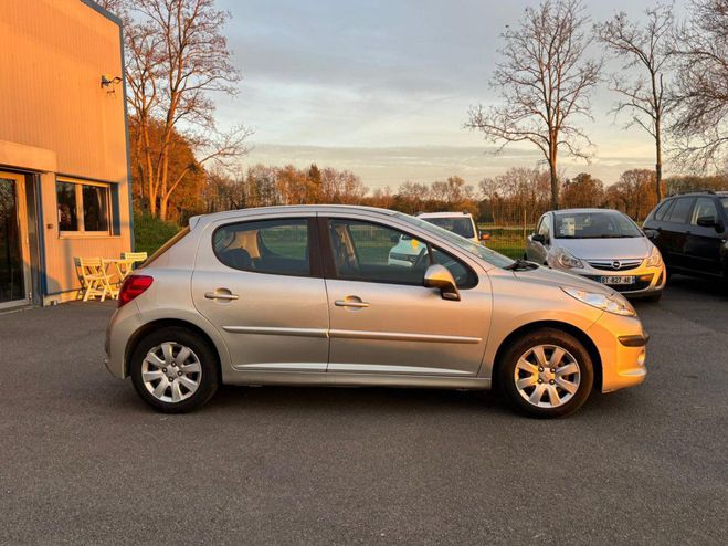 Peugeot 207 1.6 HDi 16V 90 5 PORTES Premium CLIM GAR GRIS CLAIR de 2009