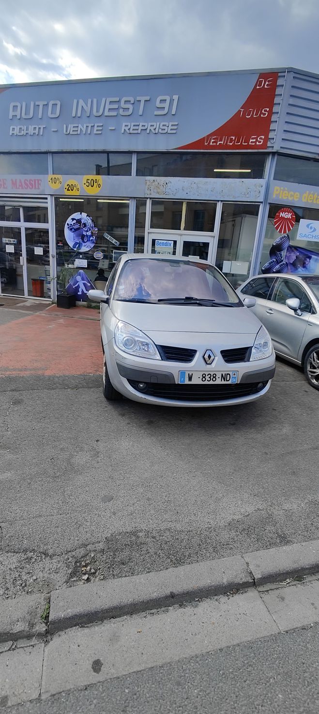 Cliquer pour voir la photo suivante Renault Scenic gise de 2008