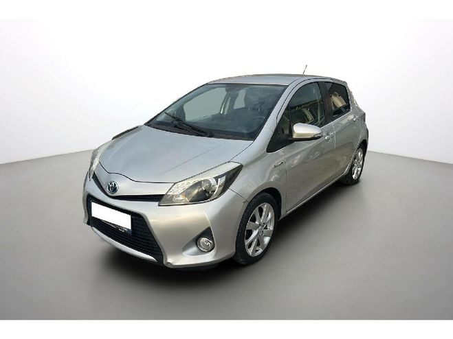 Cliquer pour voir la photo suivante Toyota Yaris Yaris 100h Dynamic Gris clair de 2013
